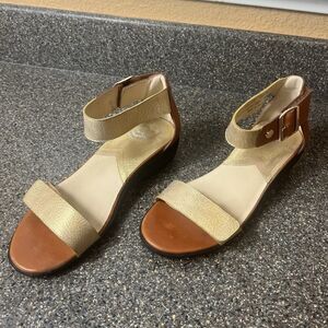 Gravity Defyer Sandals Gold/Brown Womens Sz 7M Leather Ankle Strap Open Toe Snap